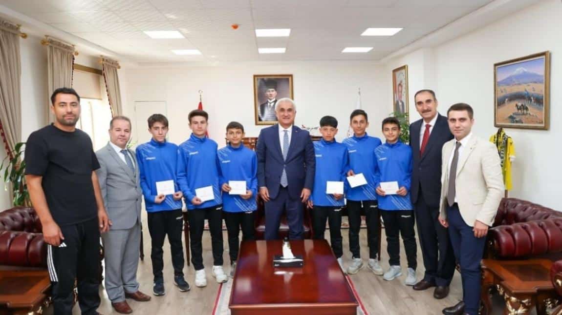 Türkiye Şampiyonu öğrencilerimizden Sayın Valimiz Avni Çakır'ı  makamında ziyaret etti.